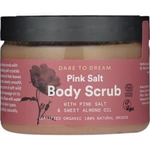 Urtekram Soft Wild Rose Pink Salt Body Scrub biedt een verkwikkende en exfoliërende behandeling voor je huid, doordrenkt met de zachtheid van wilde roos en roze Himalayazout. Deze zachte, maar effectieve scrub reinigt en verfrist de huid, waardoor deze zacht en stralend wordt. Voordelen van Soft Wild Rose Pink Salt Body Scrub: Zachte Exfoliatie: De combinatie van fijngemalen roze Himalayazout en wilde roos exfolieert de huid op een milde wijze, waardoor dode huidcellen worden verwijderd en de huid verjongd aanvoelt. Hydraterende Eigenschappen: De scrub bevat voedende elementen van wilde roos, waardoor de huid wordt gehydrateerd en gevoed, terwijl deze wordt geëxfolieerd. Herstellende Werkstoffen: Wilde roos staat bekend om haar herstellende eigenschappen, die kunnen bijdragen aan het verlichten van huidirritaties en het bevorderen van een gezondere huid. Zintuiglijke Ervaring: De zachte geur van wilde roos zorgt voor een kalmerende en verkwikkende ervaring tijdens het scrubben, waardoor zowel de huid als de zintuigen worden verwend. Natuurlijke Ingrediënten: Urtekram staat bekend om het gebruik van natuurlijke, biologische ingrediënten, wat zorgt voor een milde en effectieve scrub zonder schadelijke chemicaliën. Laat je Huid Stralen: Urtekram Soft Wild Rose Pink Salt Body Scrub biedt een zachte en effectieve manier om je huid te exfoliëren en te verjongen. Verwen jezelf met deze luxueuze scrub en ervaar de zachtheid en stralende huid die volgt op elke scrubbeurt.