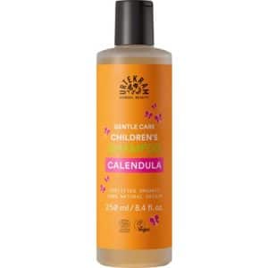 De Urtekram Kinder Shampoo met Calendula is speciaal ontworpen om het tere haar en de gevoelige hoofdhuid van kinderen mild en effectief te reinigen. Met kalmerende calendula biedt deze shampoo een zachte en zorgzame reiniging, perfect afgestemd op de behoeften van kinderhaar. Voordelen van Urtekram Kinder Shampoo met Calendula: Milde Reiniging: De shampoo reinigt het haar grondig, maar toch mild, zonder de natuurlijke oliën te strippen, waardoor het haar schoon en zacht blijft. Kalmerende Calendula: Calendula-extract staat bekend om zijn kalmerende eigenschappen en helpt de gevoelige hoofdhuid te verzachten. Natuurlijke Ingrediënten: Urtekram gebruikt natuurlijke, biologische ingrediënten, vrij van agressieve chemicaliën, om een zachte en veilige formule te bieden. Zachte Geur: De milde, natuurlijke geur van calendula zorgt voor een zachte en aangename haarervaring voor kinderen. Zorgeloze Haarverzorging: De shampoo is ideaal voor dagelijks gebruik, waarbij kinderhaar schoon, fris en gemakkelijk te kammen blijft. Urtekram Kinder Shampoo met Calendula is de ideale keuze voor een zachte en milde reiniging van kinderhaar. Laat je kinderen genieten van zorgeloze haarverzorging met de kalmerende kracht van calendula en geef ze een gezonde, stralende haardos vol zachtheid.