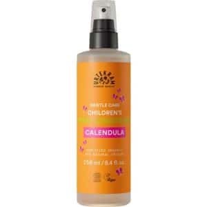 De Urtekram Kinder Spray Conditioner met Calendula-Extract is speciaal ontwikkeld om het haar van kinderen zacht en klitvrij te maken. Met de kalmerende eigenschappen van calendula biedt deze conditioner een zorgeloze haarverzorging voor de kleintjes. Voordelen van Urtekram Kinder Spray Conditioner: Milde Ontwarring: De spray-conditioner maakt het haar van kinderen zacht en makkelijk doorkambaar, zonder te trekken of het haar te beschadigen. Kalmerende Calendula: Calendula-extract staat bekend om zijn kalmerende eigenschappen en helpt de gevoelige hoofdhuid te verzachten. Natuurlijke Ingrediënten: Urtekram gebruikt natuurlijke, biologische ingrediënten, vrij van parabenen en agressieve chemicaliën, om een zachte en milde formule te bieden. Zachte Geur: De subtiele, natuurlijke geur van calendula zorgt voor een zachte en aangename haarervaring voor kinderen. Eenvoudig in Gebruik: De handige spray maakt het aanbrengen van de conditioner moeiteloos, waardoor het haar van kinderen zijdezacht en gemakkelijk te kammen is. De Urtekram Kinder Spray Conditioner met Calendula-Extract is een zachte en verzorgende behandeling voor het haar van kinderen. Laat je kleintjes genieten van zorgeloze haarverzorging met de kalmerende kracht van calendula, en geef ze een stralende, gezonde haardos vol zachtheid.