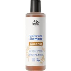 Urtekram Moisturizing shampoo coconut  Urtekram Moisturizing Shampoo Coconut is een weldaad voor je haar, doordrenkt met de voedende kracht van kokosnoot. Deze shampoo biedt een natuurlijke en milde reiniging, perfect voor het behouden van gehydrateerd, gezond ogend haar. Voordelen van Urtekram Moisturizing Shampoo Coconut: Diepe Hydratatie: De voedende eigenschappen van kokosnoot helpen bij het hydrateren van het haar, waardoor het zacht en soepel blijft. Milde Reiniging: De zachte formule reinigt grondig zonder de natuurlijke oliën van het haar te ontdoen, wat resulteert in een gezonde glans. Vegan en Natuurlijk: Urtekram staat bekend om het gebruik van natuurlijke, biologische ingrediënten en vermijdt schadelijke chemicaliën, waardoor de shampoo zowel effectief als milieuvriendelijk is. Verzorging voor Alle Haartypes: Deze shampoo is geschikt voor alle haartypes en ideaal voor dagelijks gebruik, en biedt een natuurlijke verzorging voor gezond haar. Kokosgeur voor een Verfrissende Ervaring: De subtiele, aangename geur van kokosnoot voegt een verkwikkende dimensie toe aan het reinigingsproces, waardoor je niet alleen schoon, maar ook verfrist voelt.