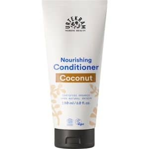 Urtekram nourishing conditioner coconut  Urtekram nourishing conditioner coconut, met virgin kokosolie en kokosnectar, helpt op natuurlijke wijze normaal haar te voeden en te hydrateren. Daarnaast laat het je haar achter met een heerlijke geur van natuurlijke kokoszoetheid. Masseer in je haar en laat 2-3 minuten intrekken. Gebruik vooraf bijvoorbeeld de Urtekram moisturizing shampoo coconut. 