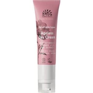 Urtekram Soft Wild Rose Dare to Dream Ageless Day Cream is een eerbetoon aan tijdloze schoonheid. Deze dagcrème biedt een weldadige verzorging doordrenkt met de heilzame eigenschappen van wilde roos. Het is ontworpen om de huid te voeden, te hydrateren en te beschermen, zodat je de dag vol vertrouwen tegemoet kunt treden. Voordelen van Soft Wild Rose Ageless Day Cream: Diepe Hydratatie: De crème hydrateert diep en voedt de huid met de voordelen van wilde roos, waardoor deze soepel en gehydrateerd blijft. Verjongende Eigenschappen: Wilde roos staat bekend om zijn verjongende effecten. De crème helpt bij het verminderen van tekenen van veroudering, waardoor de huid er jeugdig en stralend uitziet. Bescherming tegen Vrije Radicalen: De antioxidanten in wilde roos helpen de huid te beschermen tegen schadelijke invloeden van buitenaf, waardoor vroegtijdige veroudering wordt tegengegaan. Zuivere Formule: Urtekram staat bekend om zijn gebruik van natuurlijke en biologische ingrediënten, vrij van schadelijke chemicaliën, wat resulteert in een milde en effectieve crème voor de huid. Zachte en Frisse Textuur: De crème heeft een zachte, verfrissende textuur die snel door de huid wordt opgenomen, waardoor het een ideale basis is voor make-up.