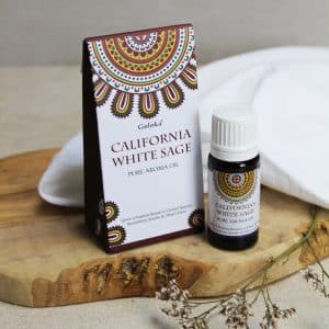 Californian white sage oil: Betreed de Diepte van Spirituele Zuivering met Goloka 10ml Californian White Sage Geurolie De Goloka 10ml Californian White Sage Geurolie is een geurige reis naar spirituele zuivering en een vredige atmosfeer. Deze speciale geurolie is doordrenkt met de essentie van Californische witte salie, een plant die al eeuwenlang wordt erkend vanwege zijn zuiverende en reinigende eigenschappen. De Witte Salie is diep geworteld in traditionele spirituele praktijken en wordt gebruikt voor ceremoniële reiniging, energetische zuivering en het verdrijven van negativiteit. Deze geurolie brengt diezelfde zuiverende kracht in een handig flesje, zodat je thuis, op het werk of tijdens meditatie kunt genieten van de voordelen van deze eeuwenoude traditie. Belangrijke kenmerken van Goloka Californian White Sage Geurolie: Spirituele Reiniging: De geur van witte salie staat bekend om zijn vermogen om ruimtes te zuiveren van negatieve energieën, waardoor een sfeer van helderheid en positiviteit ontstaat. Helende Aromatherapie: De geurolie kan helpen bij het verlichten van stress, het bevorderen van innerlijke rust en het stimuleren van een gevoel van kalmte en welzijn. Meditatieve Begeleiding: Het is een uitstekende metgezel voor meditatie en spirituele oefeningen, waarbij de geur van witte salie kan helpen bij het creëren van een atmosfeer die bevorderlijk is voor diepere meditatie en bewustzijn. Natuurlijke en Authentieke Geur: De Goloka Californian White Sage Geurolie biedt de authentieke geur van witte salie in een handige vloeibare vorm, zodat je op elk gewenst moment van de zuiverende aroma's kunt genieten. Eenvoudig in Gebruik: Voeg eenvoudig een paar druppels geurolie toe aan een aromadiffuser, potpourri, massageolie of badwater om te genieten van de verkwikkende en zuiverende geur van witte salie. Dompel jezelf onder in de heilzame werking van de Goloka 10ml Californian White Sage Geurolie en omarm de zuiverende, kalmerende en verhelderende eigenschappen van deze tijdloze plant. Ervaar de diepte van spirituele reiniging en omhels een vredige sfeer met deze betoverende geurolie, die jouw ruimte transformeert in een oase van zuivering en welzijn.