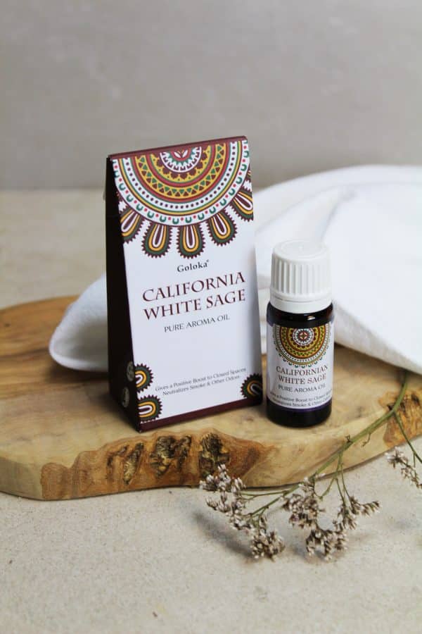 Californian white sage oil: Betreed de Diepte van Spirituele Zuivering met Goloka 10ml Californian White Sage Geurolie De Goloka 10ml Californian White Sage Geurolie is een geurige reis naar spirituele zuivering en een vredige atmosfeer. Deze speciale geurolie is doordrenkt met de essentie van Californische witte salie, een plant die al eeuwenlang wordt erkend vanwege zijn zuiverende en reinigende eigenschappen. De Witte Salie is diep geworteld in traditionele spirituele praktijken en wordt gebruikt voor ceremoniële reiniging, energetische zuivering en het verdrijven van negativiteit. Deze geurolie brengt diezelfde zuiverende kracht in een handig flesje, zodat je thuis, op het werk of tijdens meditatie kunt genieten van de voordelen van deze eeuwenoude traditie. Belangrijke kenmerken van Goloka Californian White Sage Geurolie: Spirituele Reiniging: De geur van witte salie staat bekend om zijn vermogen om ruimtes te zuiveren van negatieve energieën, waardoor een sfeer van helderheid en positiviteit ontstaat. Helende Aromatherapie: De geurolie kan helpen bij het verlichten van stress, het bevorderen van innerlijke rust en het stimuleren van een gevoel van kalmte en welzijn. Meditatieve Begeleiding: Het is een uitstekende metgezel voor meditatie en spirituele oefeningen, waarbij de geur van witte salie kan helpen bij het creëren van een atmosfeer die bevorderlijk is voor diepere meditatie en bewustzijn. Natuurlijke en Authentieke Geur: De Goloka Californian White Sage Geurolie biedt de authentieke geur van witte salie in een handige vloeibare vorm, zodat je op elk gewenst moment van de zuiverende aroma's kunt genieten. Eenvoudig in Gebruik: Voeg eenvoudig een paar druppels geurolie toe aan een aromadiffuser, potpourri, massageolie of badwater om te genieten van de verkwikkende en zuiverende geur van witte salie. Dompel jezelf onder in de heilzame werking van de Goloka 10ml Californian White Sage Geurolie en omarm de zuiverende, kalmerende en verhelderende eigenschappen van deze tijdloze plant. Ervaar de diepte van spirituele reiniging en omhels een vredige sfeer met deze betoverende geurolie, die jouw ruimte transformeert in een oase van zuivering en welzijn.