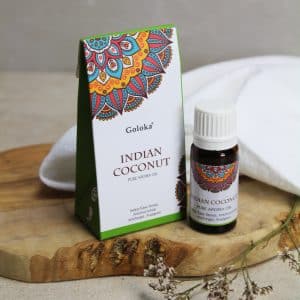 Goloka Indian Coconut geurolie De Goloka Indian Coconut Geurolie is een exotische traktatie voor de zintuigen. Doordrenkt met de heerlijke geur van verse kokosnoot. Een geur die doet denken aan tropische paradijzen en ontspannende stranden. Deze olie brengt de essentie van verfrissende kokosnoot rechtstreeks naar jouw leefruimte en biedt een scala aan voordelen. De Goloka 10ml Indian Coconut Geurolie is een exotische traktatie voor de zintuigen, doordrenkt met de heerlijke geur van verse kokosnoot, een geur die doet denken aan tropische paradijzen en ontspannende stranden. Deze geurige olie brengt de essentie van verfrissende kokosnoot rechtstreeks naar jouw leefruimte en biedt een scala aan voordelen. Geur van Indian Coconut Geurolie: De geur van vers geraspte kokosnoot dompelt je onder in een onmiskenbare sensatie van zonovergoten stranden en de rustgevende sfeer van een tropisch paradijs. De natuurlijke, zoete geur brengt een gevoel van verfrissing en ontspanning, terwijl het een vleugje exotisme aan elke omgeving toevoegt. Werkzaamheid van Indian Coconut Geurolie: Ontspannende Sfeer: De geur van kokosnoot staat bekend om zijn kalmerende en ontspannende eigenschappen, waardoor een rustgevende omgeving wordt gecreëerd. Verfrissing en Opwekking: De geur van kokosnoot heeft een opwekkend effect, wat kan helpen bij het revitaliseren en verfrissen van de geest. Emotionele Troost: Het aroma van kokosnoot kan een gevoel van troost en geborgenheid bieden, waardoor stress wordt verminderd en een gevoel van welzijn wordt bevorderd. Gebruik van Indian Coconut Geurolie: Aromadiffusie: Voeg enkele druppels toe aan een aromadiffuser voor een heerlijke geur in huis. Potpourri of Geurzakjes: Gebruik een paar druppels op potpourri of geurzakjes om langdurig een subtiele geur af te geven. DIY Cosmetica: Voeg een paar druppels toe aan zelfgemaakte cosmetische producten zoals lotions of massageoliën voor een heerlijke geur. Verdunde Toepassing: Verdun een paar druppels in een draagolie voor topische toepassing op de huid. De Goloka 10ml Indian Coconut Geurolie biedt een tropische ontsnapping in een flesje, waardoor je een vleugje exotisme en ontspanning in je dagelijkse leven brengt. Geniet van de verfrissende geur en de heilzame voordelen van kokosnoot in verschillende aspecten van jouw routine.