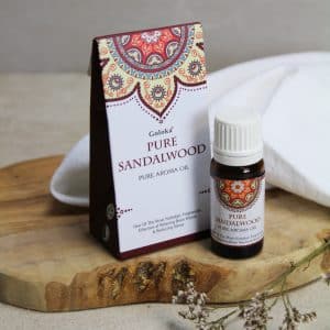 Goloka Sandelwood geurolie  De Goloka Sandelwood geurolie is een betoverende essentie. Doordrenkt met de aantrekkelijke, aardse geur van sandelhout. Deze geurige olie omhult je omgeving met een aura van rust, spiritualiteit en diepe sereniteit.