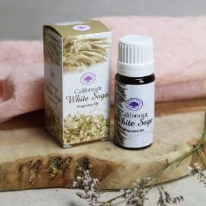 Etherische olie Witte Salie  Witte Salie Olie is een bekend aromatisch middel dat afkomstig is van de salieplant. Traditioneel wordt het gebruikt voor zuiveringsrituelen en energetische reiniging. De olie wordt gewonnen uit de bladeren van de witte salie en biedt een handige en geconcentreerde manier om te profiteren van de zuiverende en helende eigenschappen van deze eeuwenoude plant.