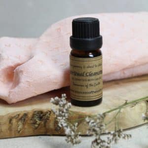 Essentiële olie Spiritual cleansing  Essentiële oliën spelen al lang een belangrijke rol bij spirituele reiniging en energetische zuivering. Deze aromatische oliën, gewonnen uit verschillende planten, bloemen en kruiden, zijn een krachtig hulpmiddel om een zuivere en positieve atmosfeer te creëren. Zowel in fysieke ruimtes, als op emotioneel en spiritueel niveau.