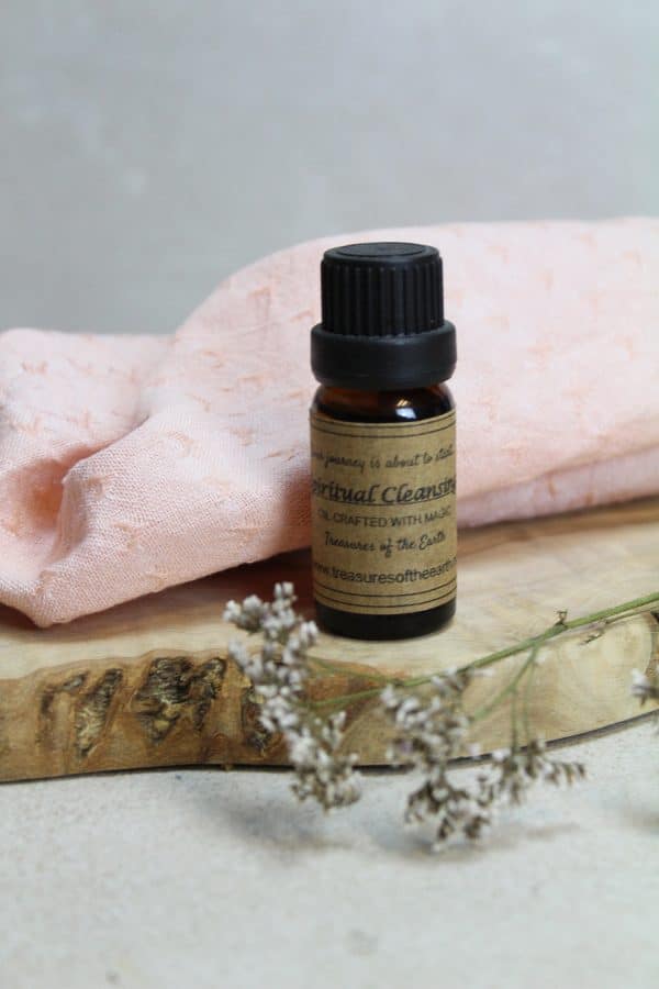 Essentiële olie Spiritual cleansing  Essentiële oliën spelen al lang een belangrijke rol bij spirituele reiniging en energetische zuivering. Deze aromatische oliën, gewonnen uit verschillende planten, bloemen en kruiden, zijn een krachtig hulpmiddel om een zuivere en positieve atmosfeer te creëren. Zowel in fysieke ruimtes, als op emotioneel en spiritueel niveau.