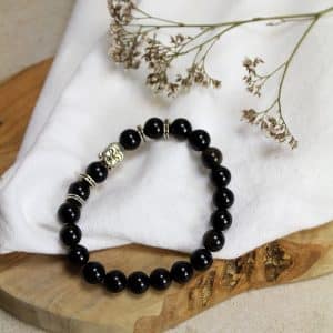 Armband van Onyx met buddha ONYX IS EEN STERKE STEEN, ZOWEL EMOTIONEEL ALS FYSIEK. DE STEEN GEEFT JE ZELFVERTROUWEN, STABILITEIT, HELPT JE TE GRONDEN EN OM TE FOCUSSEN, GEEFT MOED EN BESCHERMING. ONYX ZET NEGATIVITEIT OM IN POSITIVITEIT, HELPT GRENZEN TE STELLEN EN OM MEER CONTROLE TE HEBBEN OVER JE EIGEN DENKEN EN HANDELEN. ONYX HELPT JE IN TIJDEN VAN VERDRIET. DE STEEN VERSTERKT DE HUID, NAGELS EN HET HAAR. ONYX HEEFT OOK EEN GOEDE INVLOED OP HET LYMFESYSTEEM EN OP HET GEHOOR. DE ONDERSTEUNENDE WERKING MAAKT DAT ONYX EEN GOEDE STEEN IS VOOR OP DE WERKPLEK. ONYX IS EEN WARE SPONS DUS HET IS RAADZAAM OM HEM WEKELIJKS TE REINIGEN ALS JE HEM REGELMATIG DRAAGT. MEDITATIE: V WATER: V KIND: X ZON: V