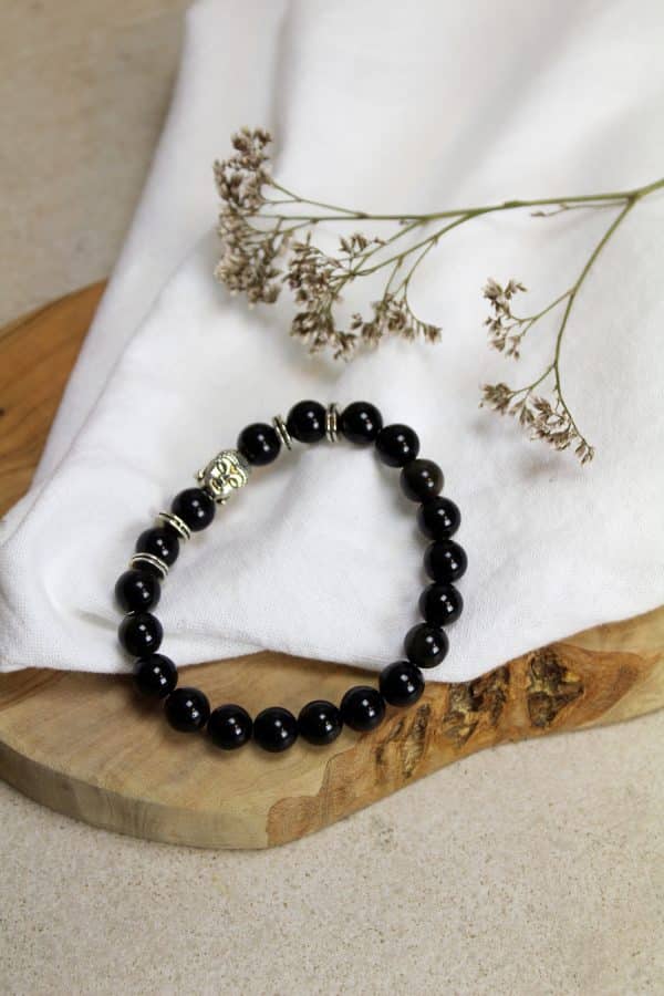 Armband van Onyx met buddha ONYX IS EEN STERKE STEEN, ZOWEL EMOTIONEEL ALS FYSIEK. DE STEEN GEEFT JE ZELFVERTROUWEN, STABILITEIT, HELPT JE TE GRONDEN EN OM TE FOCUSSEN, GEEFT MOED EN BESCHERMING. ONYX ZET NEGATIVITEIT OM IN POSITIVITEIT, HELPT GRENZEN TE STELLEN EN OM MEER CONTROLE TE HEBBEN OVER JE EIGEN DENKEN EN HANDELEN. ONYX HELPT JE IN TIJDEN VAN VERDRIET. DE STEEN VERSTERKT DE HUID, NAGELS EN HET HAAR. ONYX HEEFT OOK EEN GOEDE INVLOED OP HET LYMFESYSTEEM EN OP HET GEHOOR. DE ONDERSTEUNENDE WERKING MAAKT DAT ONYX EEN GOEDE STEEN IS VOOR OP DE WERKPLEK. ONYX IS EEN WARE SPONS DUS HET IS RAADZAAM OM HEM WEKELIJKS TE REINIGEN ALS JE HEM REGELMATIG DRAAGT. MEDITATIE: V WATER: V KIND: X ZON: V