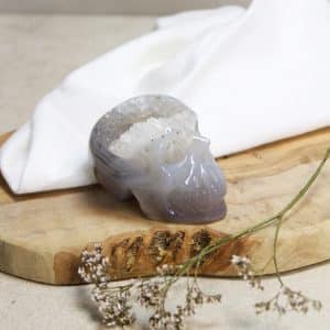 Skull van Amethist geode open Elke skull uit onze collectie is een meesterwerk van de natuur (en de slijper). Amethist, bekend om zijn rustgevende en beschermende eigenschappen, heeft een lange geschiedenis als een krachtig kristal voor spirituele groei. Deze skull van amethist geode open heeft, zoals de naam al zegt een deel van een geode erin verwerk, waardoor de schedel deels open is en een kijkje geeft in de prachtige binnenkant die je tegemoet glinstert. 