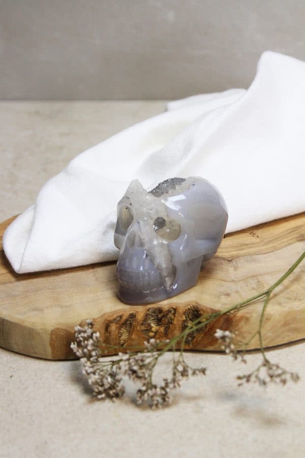 Skull van Amethist geode open Elke skull uit onze collectie is een meesterwerk van de natuur (en de slijper). Amethist, bekend om zijn rustgevende en beschermende eigenschappen, heeft een lange geschiedenis als een krachtig kristal voor spirituele groei. Deze skull van amethist geode open heeft, zoals de naam al zegt een deel van een geode erin verwerk, waardoor de schedel deels open is en een kijkje geeft in de prachtige binnenkant die je tegemoet glinstert. 