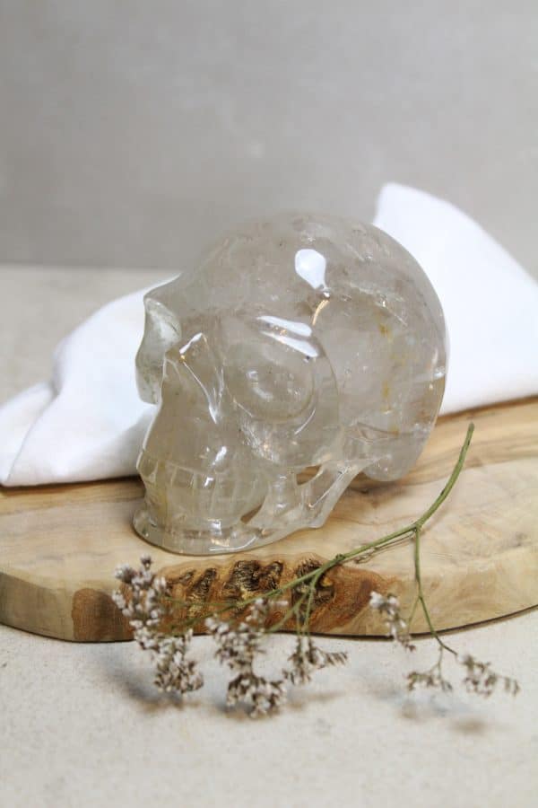 Skull van kristal  Elke Skull uit onze collectie is een meesterwerk van de natuur (en de slijper). De schedelvorm, symbool van wijsheid en kennis, is samengevoegd met de zuiverende werking van kristal. Deze kristallen doodskop wordt gezien als krachtige beschermer en draagt bij aan het scheppen van helderheid en realiseren groei.