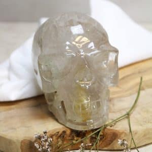 Skull van kristal  Elke Skull uit onze collectie is een meesterwerk van de natuur (en de slijper). De schedelvorm, symbool van wijsheid en kennis, is samengevoegd met de zuiverende werking van kristal. Deze kristallen doodskop wordt gezien als krachtige beschermer en draagt bij aan het scheppen van helderheid en realiseren groei.