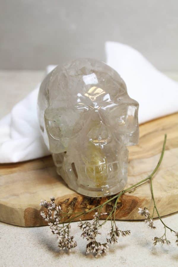 Skull van kristal  Elke Skull uit onze collectie is een meesterwerk van de natuur (en de slijper). De schedelvorm, symbool van wijsheid en kennis, is samengevoegd met de zuiverende werking van kristal. Deze kristallen doodskop wordt gezien als krachtige beschermer en draagt bij aan het scheppen van helderheid en realiseren groei.