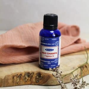 Satya Nag Champa Olie Ontdek de tijdloze charme van de bekende Nag Champa geur met deze olie van Satya. Doordrenkt met de exotische en warme aroma's van de originele Nag Champa wierook, brengt deze olie de betovering van het Verre Oosten rechtstreeks naar je leefruimte. Ontdek de voordelen en verrijk je omgeving met deze unieke en verfijnde geur.