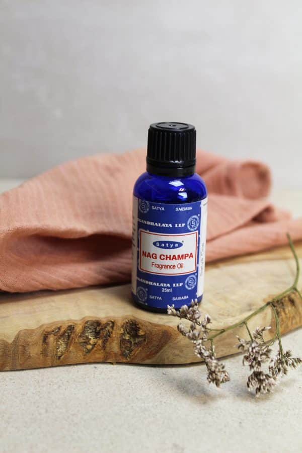 Satya Nag Champa Olie Ontdek de tijdloze charme van de bekende Nag Champa geur met deze olie van Satya. Doordrenkt met de exotische en warme aroma's van de originele Nag Champa wierook, brengt deze olie de betovering van het Verre Oosten rechtstreeks naar je leefruimte. Ontdek de voordelen en verrijk je omgeving met deze unieke en verfijnde geur.