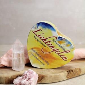 Welkom in de betoverende wereld van goddelijk licht en spirituele begeleiding met de prachtige set Lichtengelen kaarten. Deze hemelse hartvormige orakelkaarten zijn een venster naar de engelachtige dimensie, een bron van inspiratie en een gids op je spirituele reis. Geef je ziel vleugels en ontdek de diepgaande wijsheid die verscholen ligt in de symboliek van de Lichtengelen kaarten. Elke kaart draagt een unieke boodschap van liefde, hoop en verlichting, gebracht door engelachtige wezens die klaar staan om je te ondersteunen op je levenspad. Laat je leiden door hun goddelijke energie en ontvang inzichten die je zullen verbazen en verheffen.