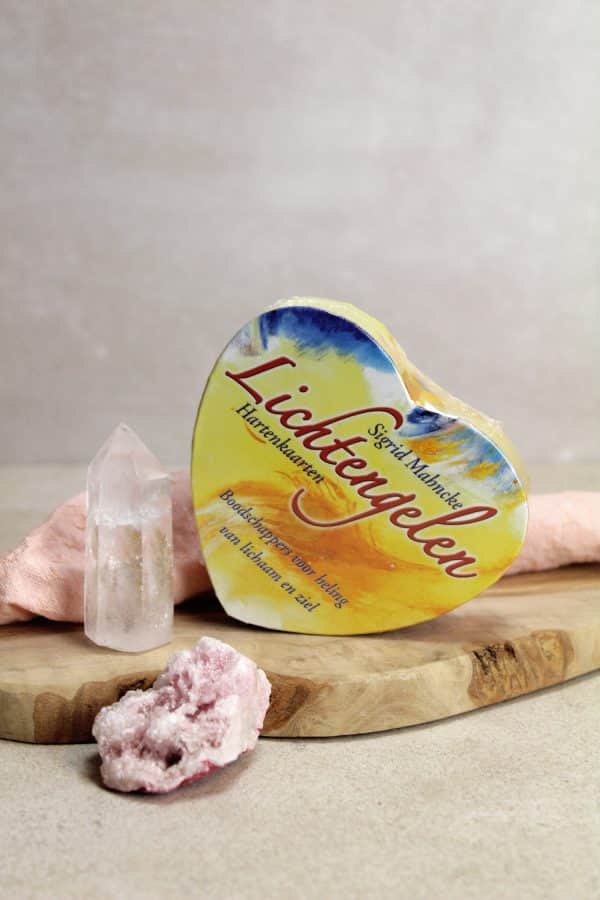 Welkom in de betoverende wereld van goddelijk licht en spirituele begeleiding met de prachtige set Lichtengelen kaarten. Deze hemelse hartvormige orakelkaarten zijn een venster naar de engelachtige dimensie, een bron van inspiratie en een gids op je spirituele reis. Geef je ziel vleugels en ontdek de diepgaande wijsheid die verscholen ligt in de symboliek van de Lichtengelen kaarten. Elke kaart draagt een unieke boodschap van liefde, hoop en verlichting, gebracht door engelachtige wezens die klaar staan om je te ondersteunen op je levenspad. Laat je leiden door hun goddelijke energie en ontvang inzichten die je zullen verbazen en verheffen.
