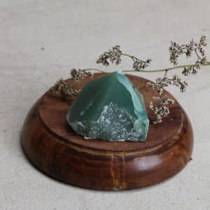 Betreed de serene wereld van groene jade, een edelsteen in rustgevende groentinten en met eeuwenoude symboliek.