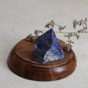 Verken de mystieke eigenschappen van de lapis lazuli. Een edelsteen met koninklijke tinten van blauw en prachtige 'aders'.