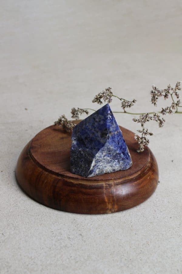 Verken de mystieke eigenschappen van de lapis lazuli. Een edelsteen met koninklijke tinten van blauw en prachtige 'aders'.