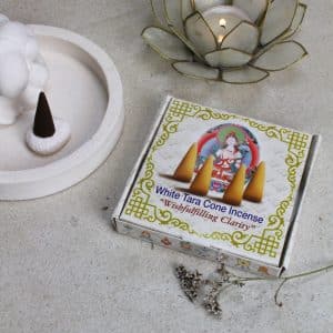 Verken de wereld van White Tara wierook cones, een betoverende reis naar sereniteit en spirituele verlichting. Laat je leiden door de eeuwenoude wijsheid en rustgevende aroma's van White Tara, een goddelijke aanwezigheid in het boeddhistische pantheon. Ontdek de diepe betekenis achter deze wierook en hoe het je kan begeleiden op je pad naar innerlijke vrede. Je leest er hieronder meer over. 