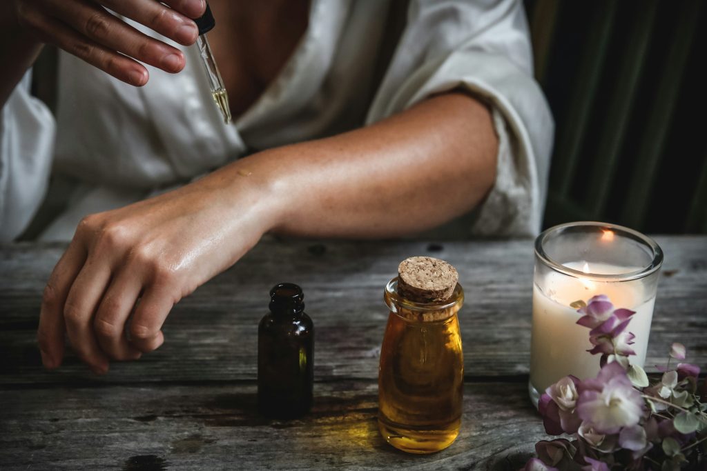 Aromatherapie wordt steeds populairder. Niet zonder reden. Deze natuurlijke therapie biedt talloze voordelen voor lichaam en geest. Met essentiële oliën, gewonnen uit planten, kunnen we ons welzijn verbeteren. In deze blogpost leer je meer over de kracht van aromatherapie en hoe je het thuis kunt toepassen. Wat is aromatherapie? Aromatherapie is een vorm van alternatieve geneeskunde. Het gebruik van geurstoffen is al eeuwenoud. De geuren worden gewonnen uit bloemen, kruiden, bomen en vruchten. Deze geuren, of essentiële oliën, hebben krachtige eigenschappen. Ze werken in op ons zenuwstelsel en beïnvloeden ons humeur, onze energie en zelfs onze gezondheid. De voordelen van aromatherapie 1. Vermindert stress en angst Veel mensen gebruiken aromatherapie om te ontspannen. Geuren zoals lavendel en kamille staan bekend om hun kalmerende werking. Het inademen van deze geuren kan stress verlichten en gevoelens van angst verminderen. Dit is een natuurlijke manier om balans in je leven te brengen zonder medicijnen. 2. Verbetert de slaap Slaap is essentieel voor onze gezondheid. Slechte slaap kan leiden tot allerlei gezondheidsproblemen. Aromatherapie, vooral met lavendelolie, kan je slaapkwaliteit verbeteren. Door een paar druppels olie op je kussen te druppelen of een diffuser te gebruiken, val je sneller in slaap en slaap je dieper. 3. Verhoogt je energie Niet alle geuren zijn bedoeld om te ontspannen. Sommige geuren, zoals citroen of pepermunt, kunnen juist een oppepper geven. Ze stimuleren je geest en helpen je om gefocust en energiek te blijven. Deze oliën zijn ideaal om te gebruiken tijdens een lange werkdag of na een zware training. 4. Ondersteunt het immuunsysteem Essentiële oliën zoals tea tree en eucalyptus staan bekend om hun antivirale en antibacteriële eigenschappen. Ze helpen je immuunsysteem te versterken en je lichaam te beschermen tegen infecties. Vooral in de wintermaanden, wanneer verkoudheden en griep vaker voorkomen, kan aromatherapie je gezondheid een boost geven. Hoe gebruik je aromatherapie thuis? Er zijn verschillende manieren om aromatherapie te gebruiken. Hieronder bespreken we de drie populairste methoden: 1. Diffuser Een diffuser is een apparaat dat de essentiële oliën in de lucht verspreidt. Voeg een paar druppels olie toe aan water en laat de diffuser zijn werk doen. Dit is een geweldige manier om de geur gelijkmatig door een ruimte te verspreiden. 2. Inhalatie Je kunt essentiële oliën direct inhaleren door een paar druppels op een doekje te doen of door stoominhalatie. Dit is vooral effectief bij het verlichten van verkoudheidsklachten of het verminderen van stress. 3. Massage Meng essentiële oliën met een draagolie, zoals amandel- of kokosolie, en masseer het op je huid. Dit is een uitstekende manier om spierspanning te verminderen en de huid te voeden. Essentiële oliën en hun toepassingen - Lavendel: Voor ontspanning, betere slaap en verlichting van hoofdpijn. - Tea tree: Om het immuunsysteem te versterken en huidproblemen aan te pakken. - Pepermunt: Voor een energieboost en verlichting van spijsverteringsklachten. - Eucalyptus: Bij verkoudheid en ademhalingsproblemen. - Citroen: Voor een frisse geur en meer focus. Tips voor veilig gebruik Hoewel essentiële oliën veel voordelen hebben, is het belangrijk om ze veilig te gebruiken. Breng oliën nooit rechtstreeks aan op de huid zonder ze te verdunnen. Test altijd eerst op een klein stukje huid om allergische reacties te voorkomen. Gebruik ze niet inwendig tenzij dit wordt aangeraden door een expert. Conclusie Aromatherapie is een eenvoudige, natuurlijke manier om je welzijn te verbeteren. Of je nu stress wilt verminderen, beter wilt slapen of je immuunsysteem wilt versterken, er is een essentiële olie die je kan helpen. Met de juiste oliën en methoden kun je de kracht van geuren gebruiken om je dagelijks leven in balans te brengen. Onthoud altijd dat aromatherapie geen dokter kan vervangen. Raadpleeg altijd een arts bij klachten.